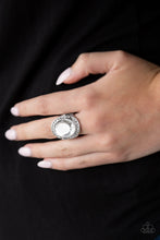 Load image into Gallery viewer, Queen Scene - White Ring
